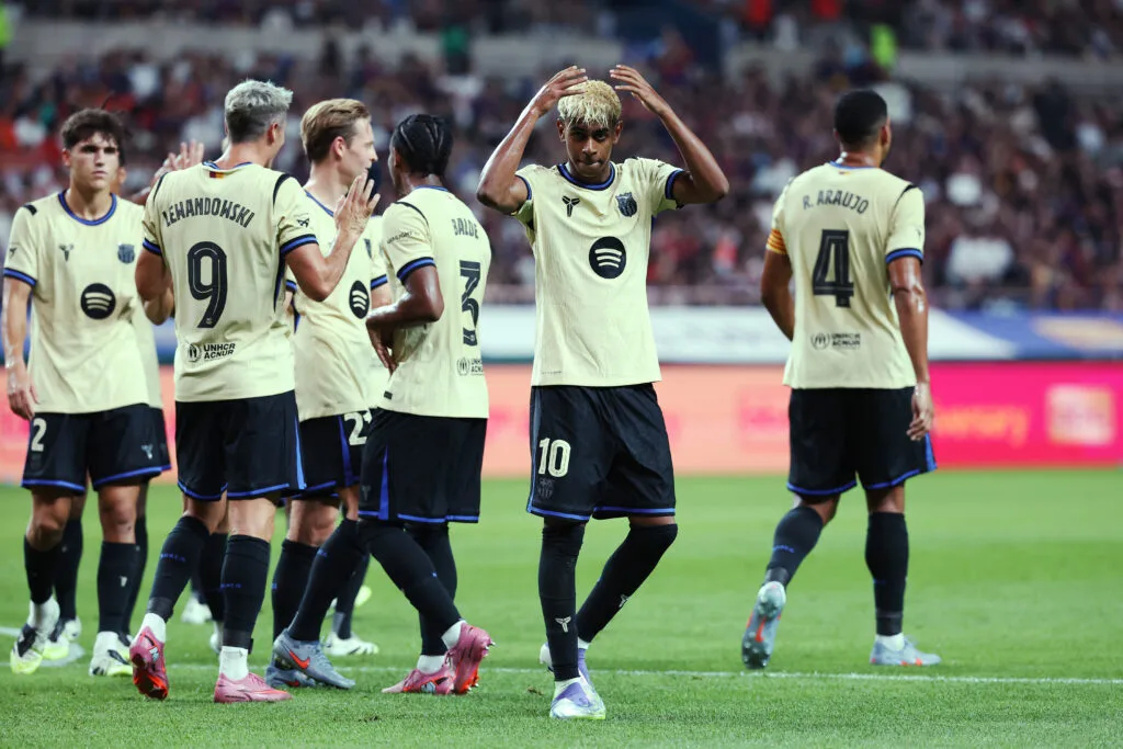 لامين يامال يحتفل كأنهم ملوك مدريد بعد سرقة تاج بيلينجهام!