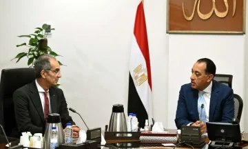 مدبولي يجتمع بوزير الاتصالات وتكنولوجيا المعلومات لمراجعة مجموعة من قضايا العمل.