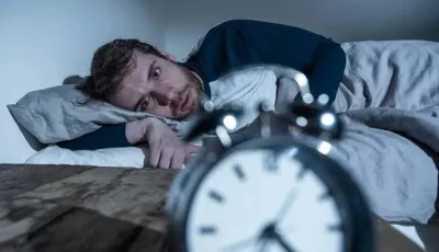 لماذا يشعر البعض بالإرهاق رغم الحصول على قسط كافٍ من النوم؟ إليك الأسباب الطبية.