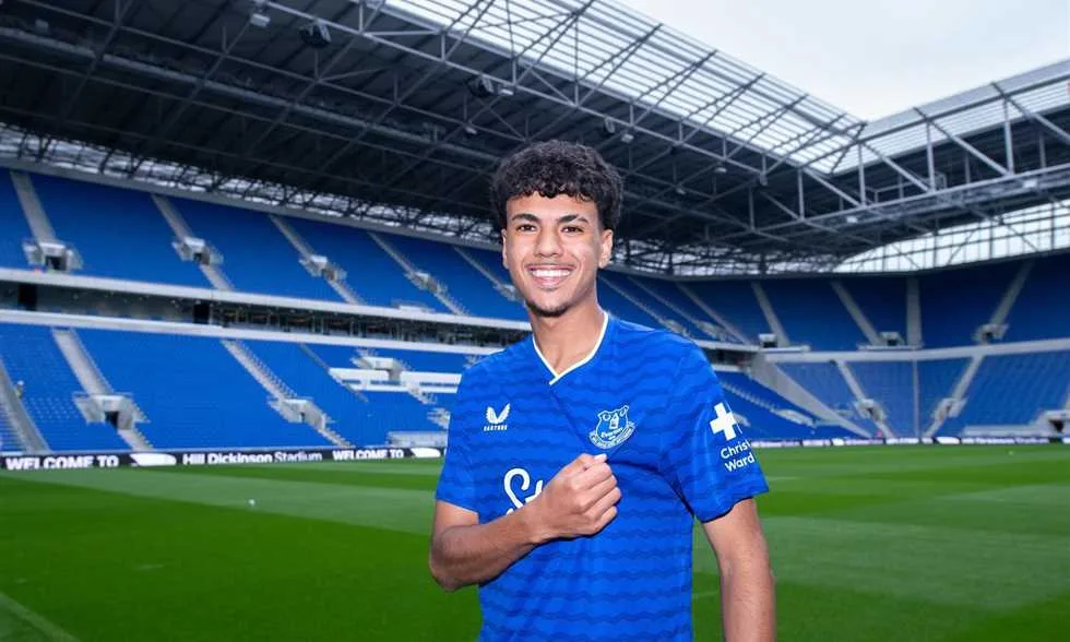 إيفرتون يعلن توقيع عقد مع اللاعب المغربي أدم أزنو
