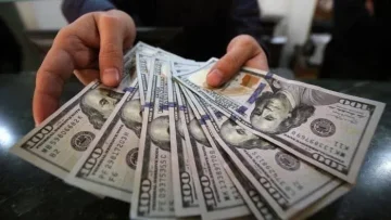 الدولار يقترب من أعلى سعر له خلال شهر
