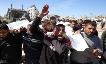 استشهاد 10 فلسطينيين، من بينهم ثلاثة كانوا ينتظرون المساعدات، في رفح وخان يونس وغزة