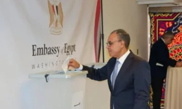 وزير الخارجية هو أول من يشارك في التصويت في انتخابات مجلس الشيوخ بواشنطن