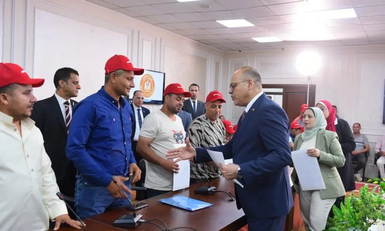 وزير العمل يوزع عقود عمل على الكوادر التي اجتازت الاختبارات لشغل وظائف في شركة مقاولات