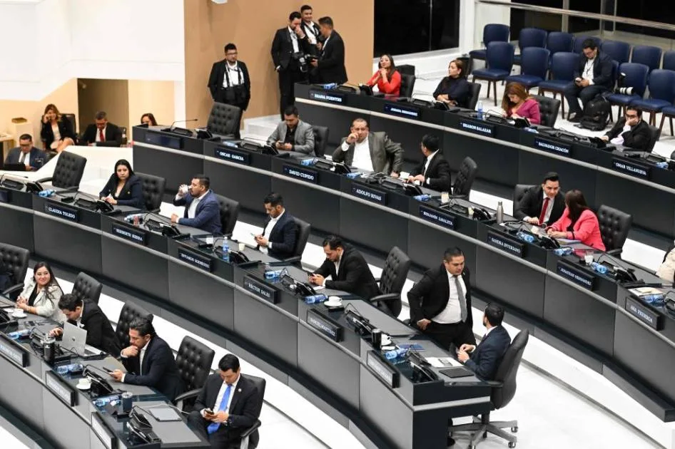 السلفادور ت approves تعديل دستوري يسمح للرئيس بالترشح لعدة فترات.