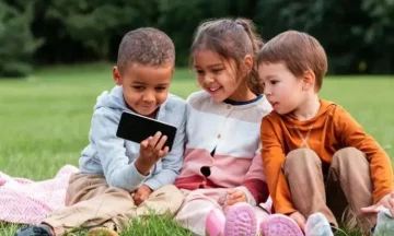 دراسة تنبه من تأثيرات استخدام الهواتف الذكية على الأطفال