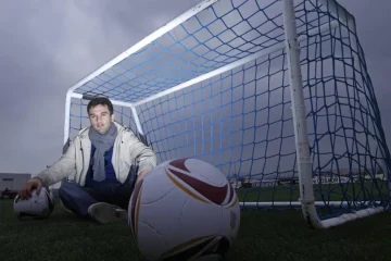 يشارك رحلته الملهمة من حي محدود إلى اللعب مع مانشستر يونايتد