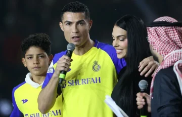 كريستيانو رونالدو يستهزئ بابنه بسبب تنفيذ ركلة حرة