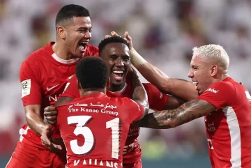 باولو سوزا يستعد بفريق شباب الأهلي من خلال مباراة ودية محلية قبل بداية الدوري الإماراتي.