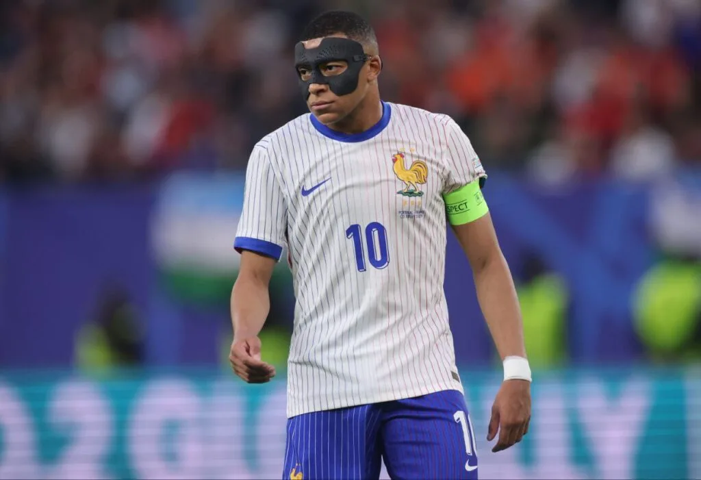 سعر قميص رقم “10” كيليان مبابي في متجر ريال مدريد