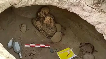 العثور على مومياء عمرها ألف عام في وسط شوارع ليما المزدحمة